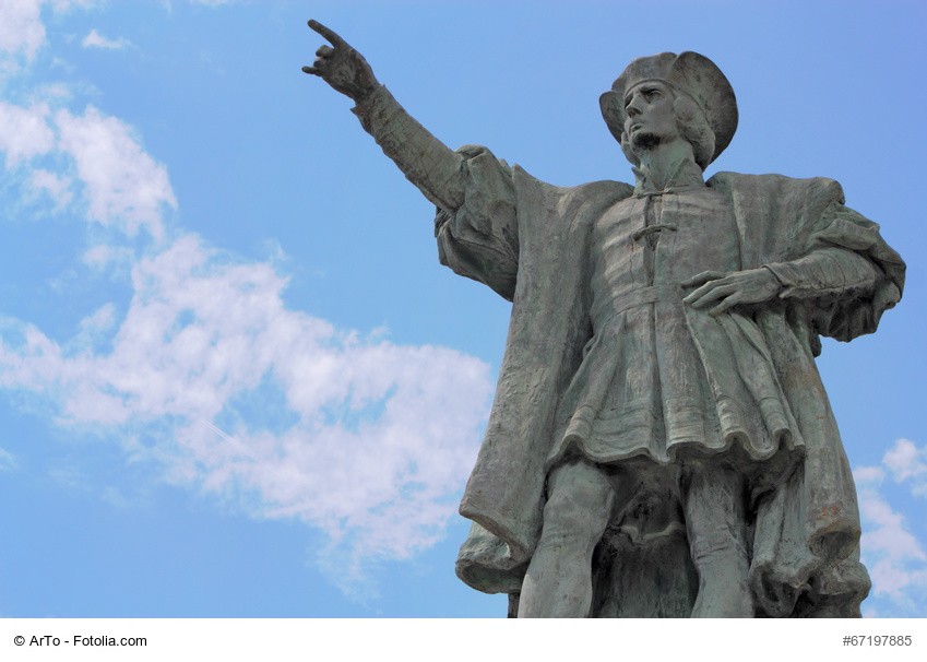 Statue von Christoph Kolumbus in Barcelona, deren rechter Arm Richtung Westen zeigt
