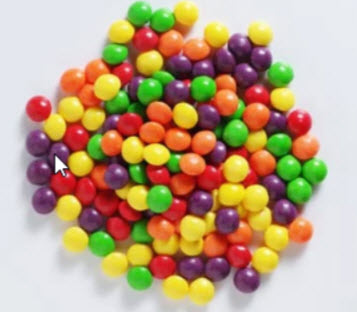 Viele bunte Smarties liegen auf einem Haufen nebeneinander
