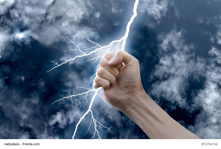 Vor einem bewölkten Himmel hält eine Faust einen Blitz fest umklammert
