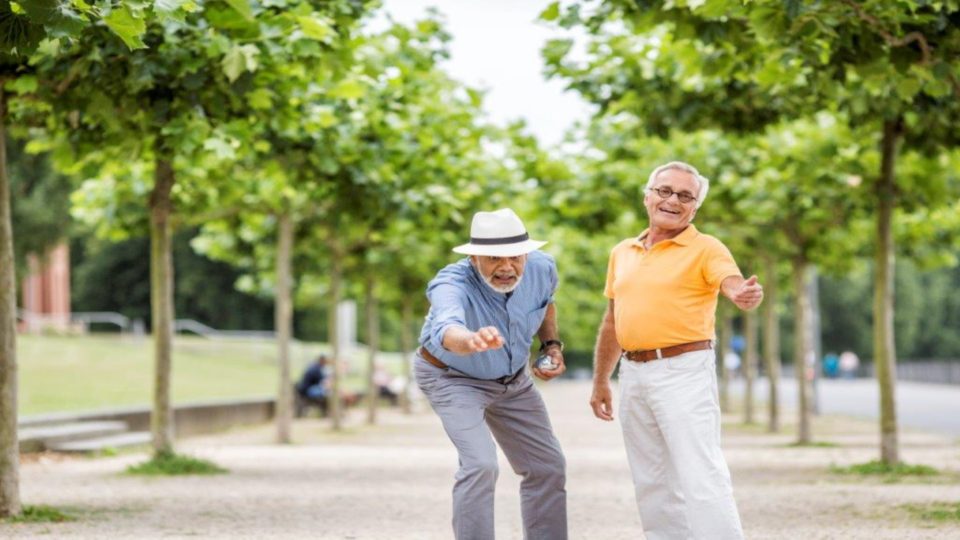 Zwei Männer spielen Boule